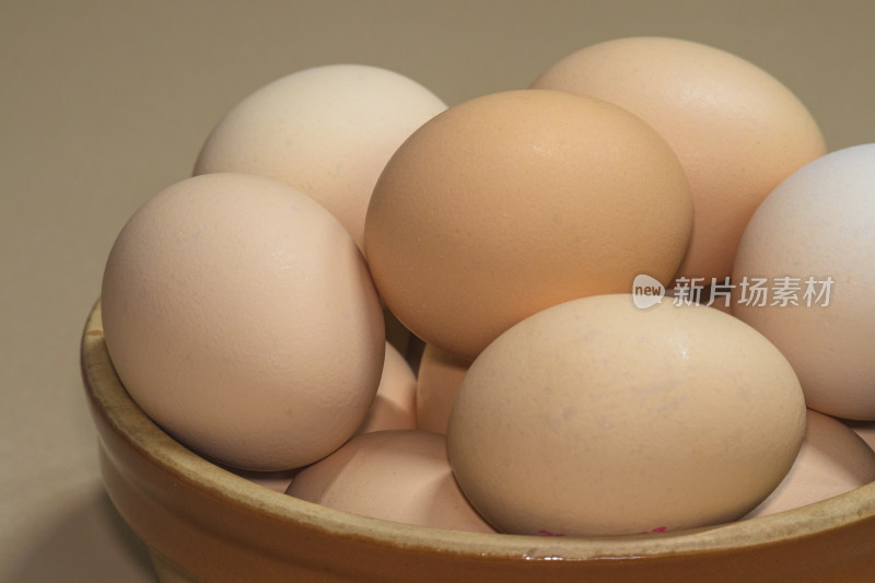 静物陶碗中装着多个农家鸡蛋的特写镜头