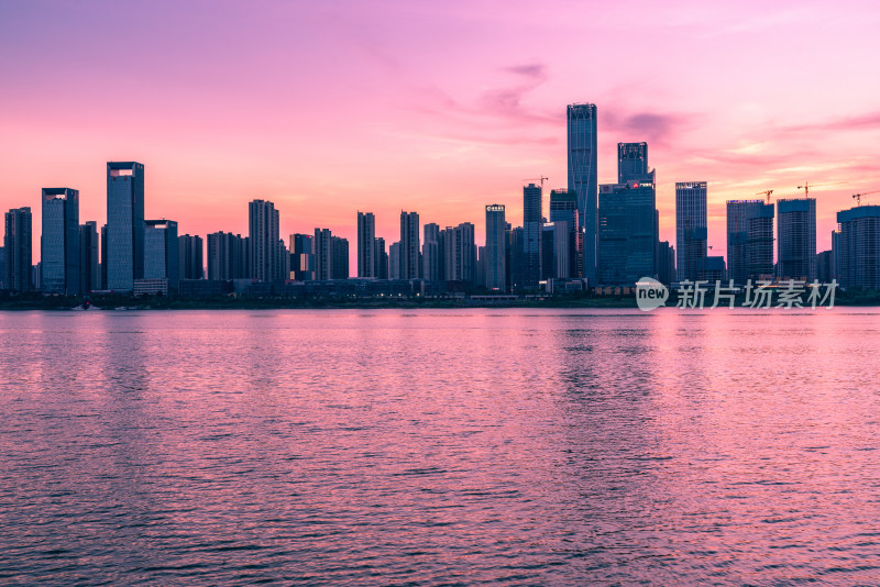 长沙湘江沿岸湖南金融中心建筑群夕阳风景