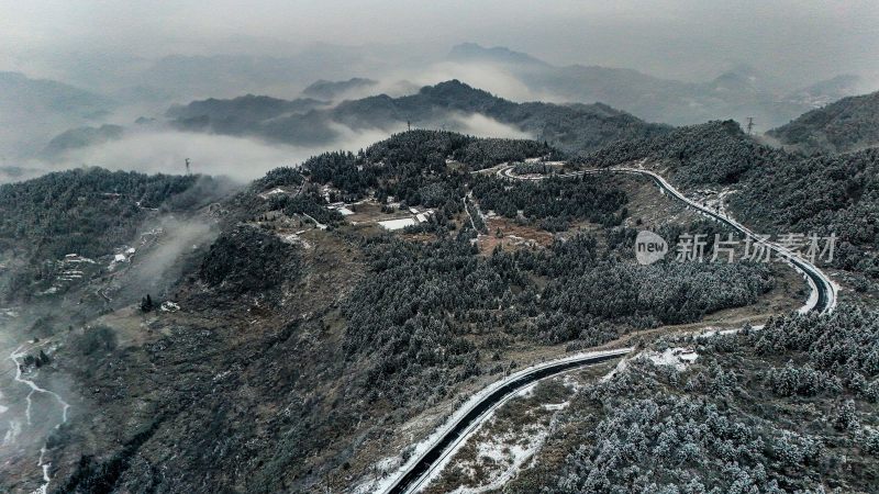 重庆酉阳：大雪纷飞赏雪忙