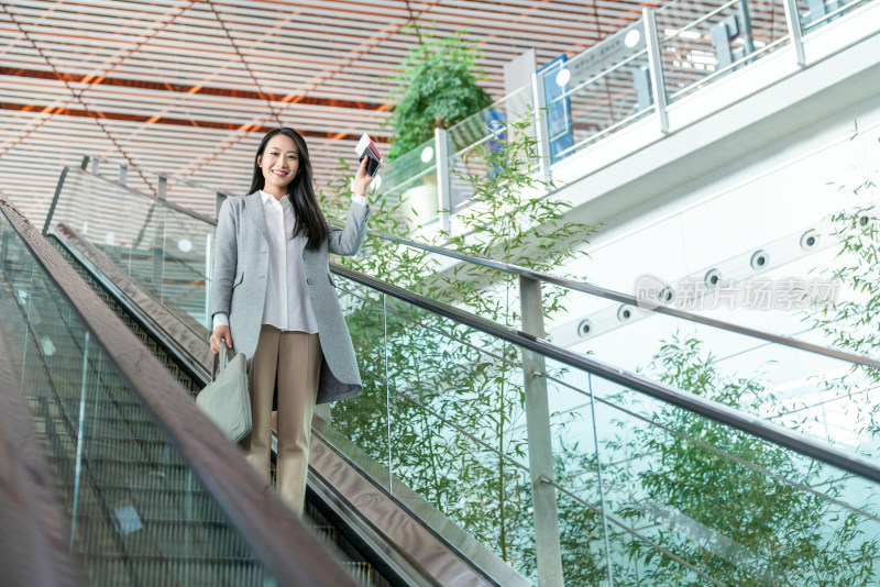 商务女子在机场