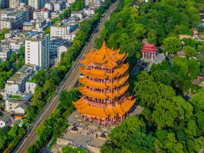 夏季航拍武汉黄鹤楼景区与城市天际线风光