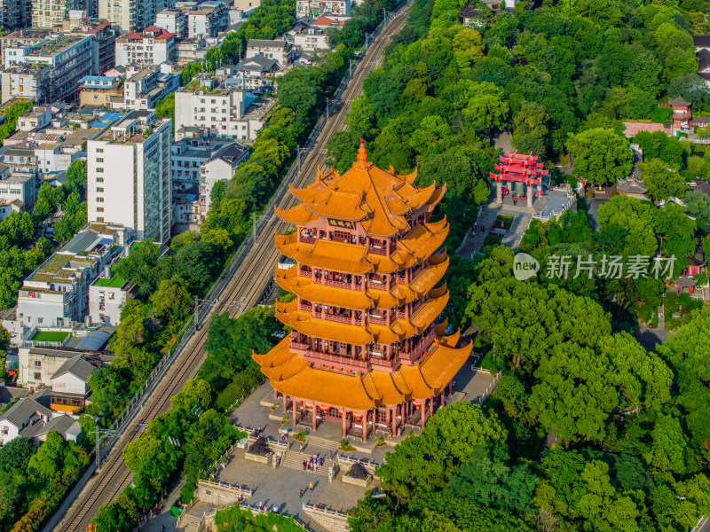 夏季航拍武汉黄鹤楼景区与城市天际线风光