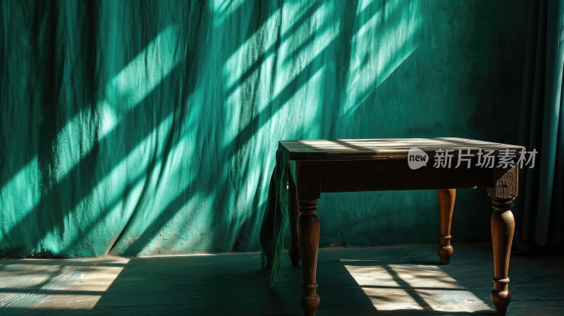 绿色的空房间里放着木头桌子和绿色窗帘