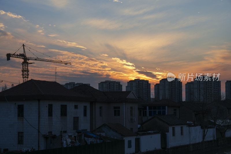 夕阳下的城镇景象及塔吊