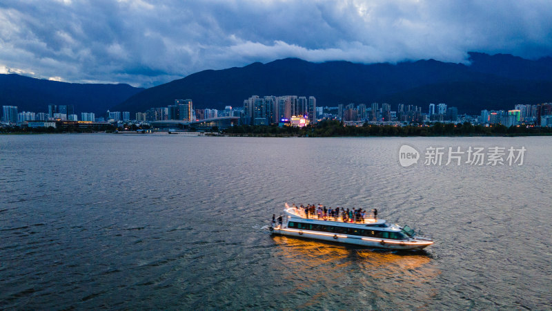 游船行驶在城市水域夜景中