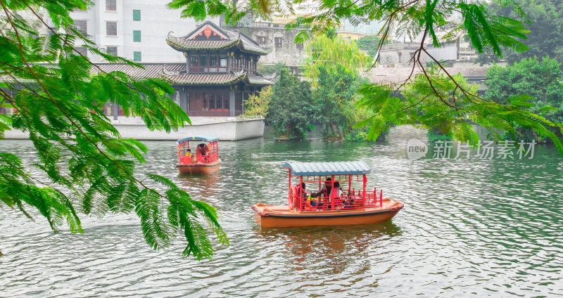 广州市荔湾湖公园湖面上的游船