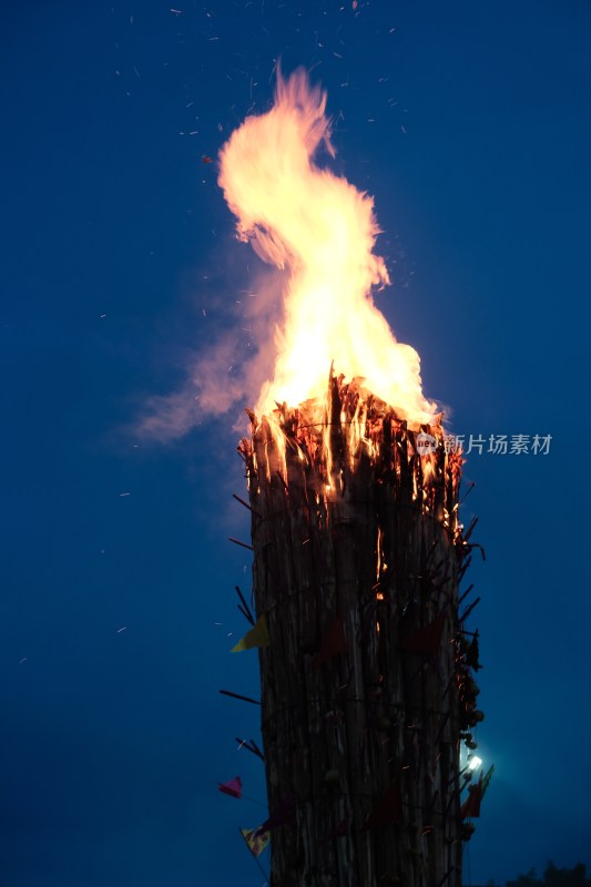 云南大理火把节夜晚熊熊燃烧的篝火