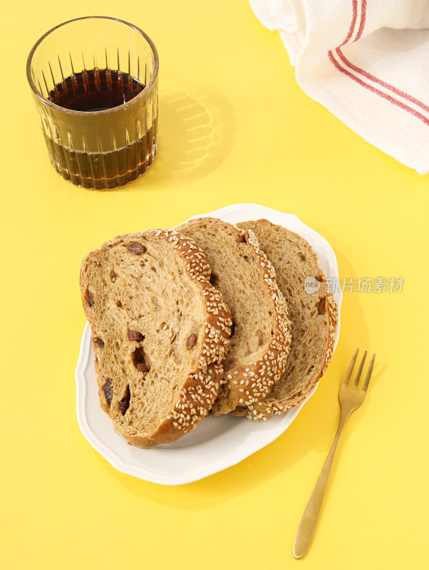 黄色背景上的早餐粗粮面包和咖啡