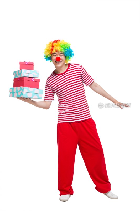 棚拍快乐滑稽的小丑抱礼物盒