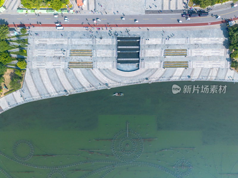 空中俯瞰航拍城市公园水景与广场