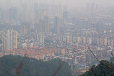 雾霭中俯瞰城市密集的高楼建筑