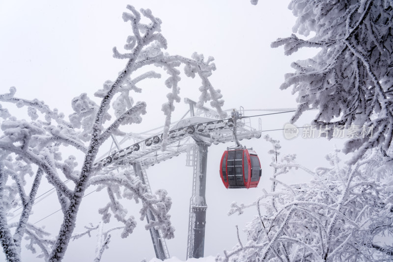 寒冷冬季大雪中景区的索道缆车轿厢