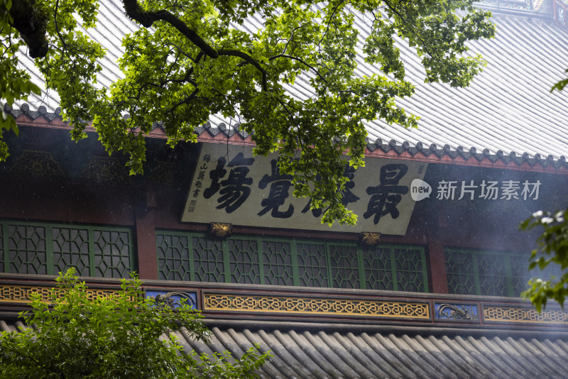 中国杭州灵隐寺静谧的下雨天