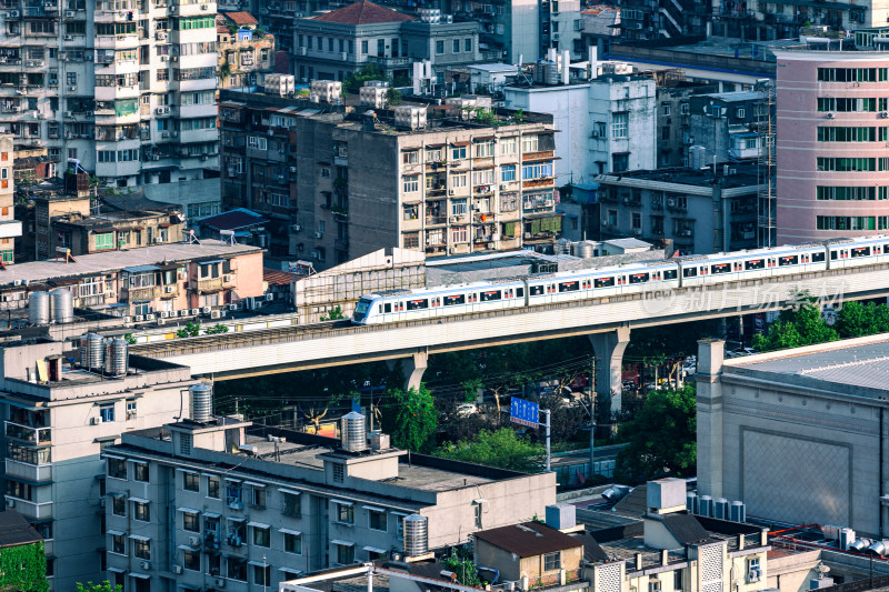 武汉轻轨在城市建筑中行驶