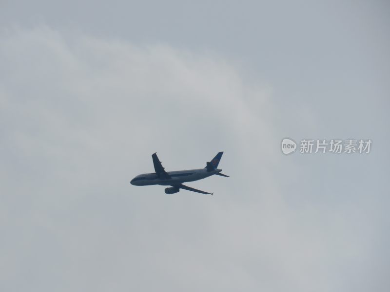 天空中飞行的民航客机