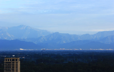 成都市周边的群山远山背景