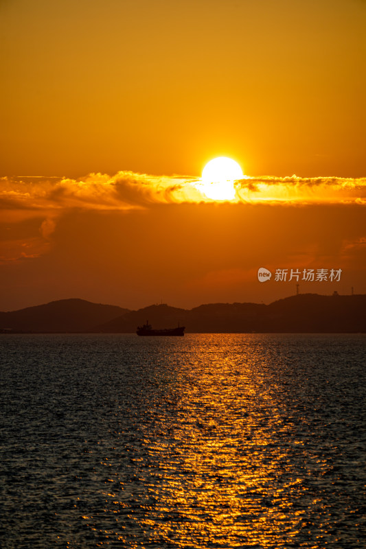 山东烟台东山栈桥海上日出海天相接一色景观