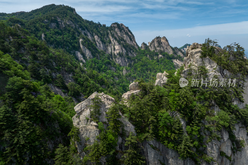 河南伏牛山山脉平顶山尧山层峦叠嶂的山峰