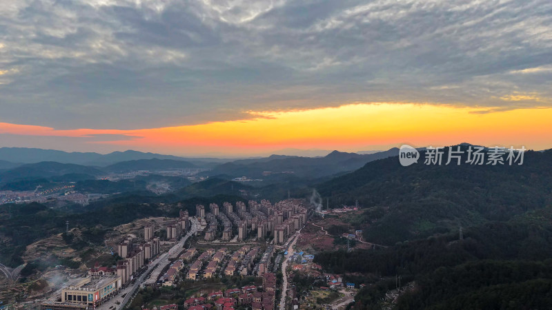 日落夕阳山川天空红彤彤航拍图