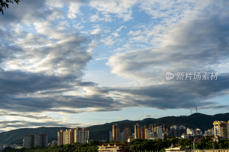 城市建筑群与蓝天白云景观