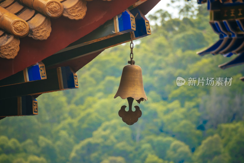 传统寺庙建筑上悬挂着的风铃