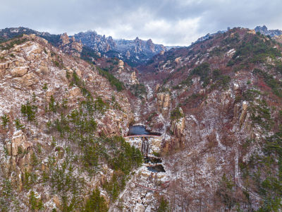 冬季雪盖山林