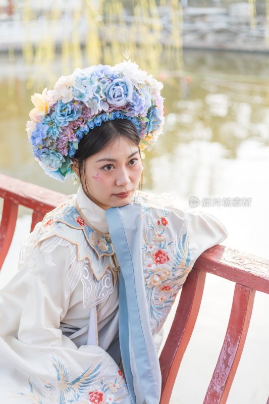 身穿蓝白色汉服和簪花的中国东方女性