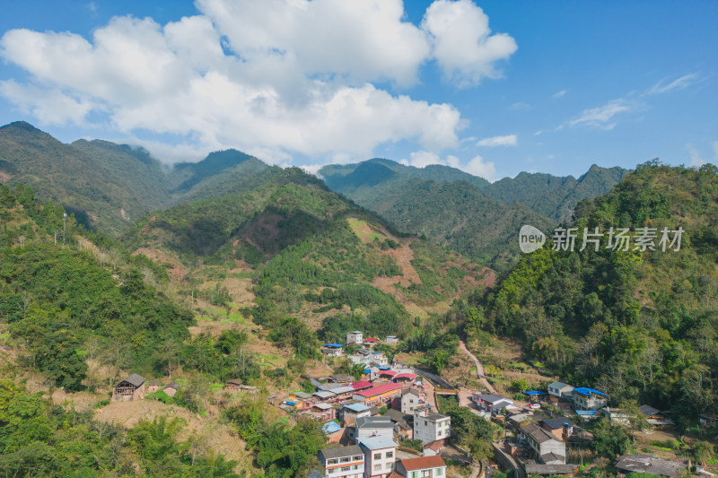 高山沟壑中的小山村