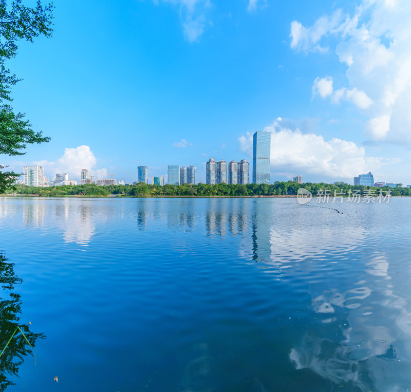 广西南宁南湖公园城市高楼建筑与蓝天白云