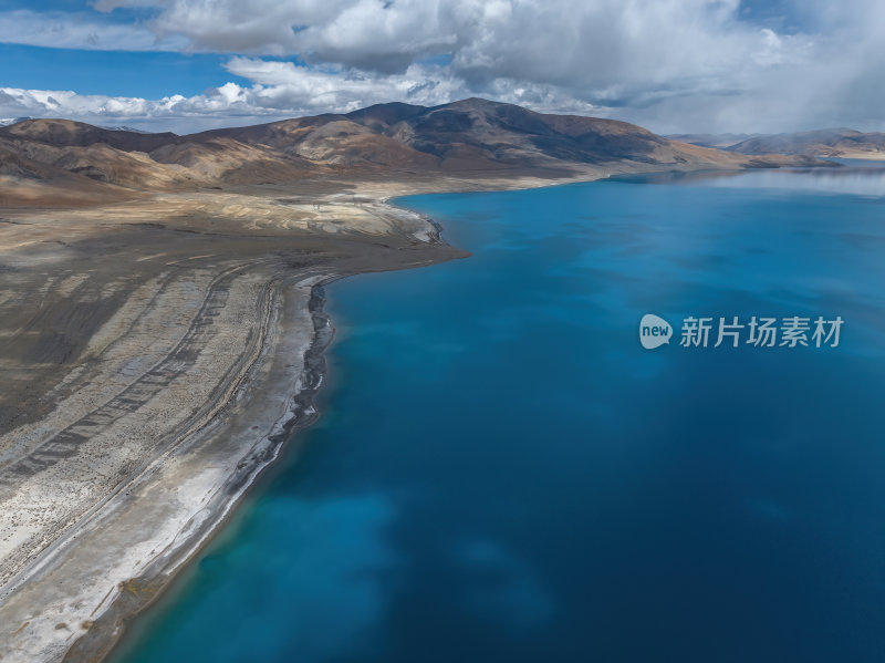 西藏日喀则佩古措蓝色湖泊大环线高空航拍