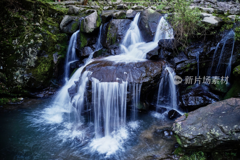 山谷的涓涓细流