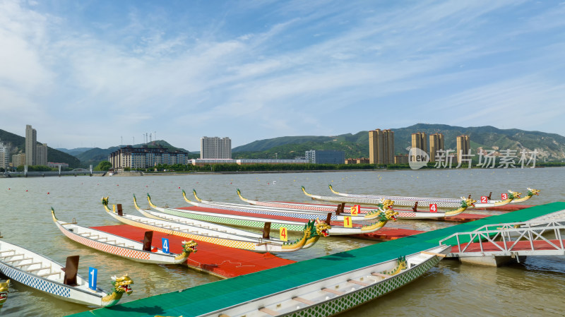 端午节河流水面上等待比赛的龙舟空镜头