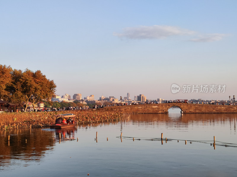 杭州西湖断桥湖畔黄昏夕阳下的景色