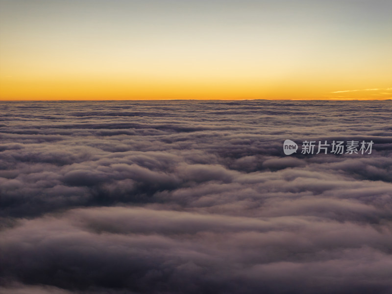 晨曦暮光中的高空云海与天际线