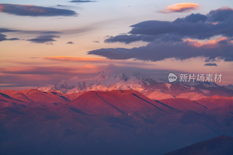 西藏日喀则卓奥友峰日照金山