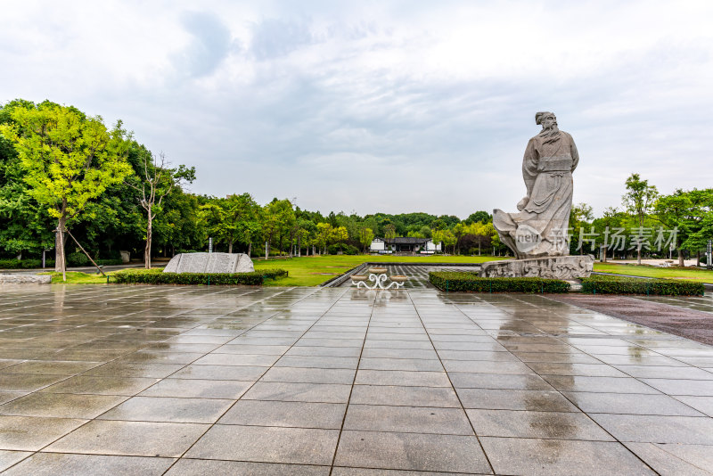 湖北黄冈遗爱湖风景区自然景观苏东坡雕塑