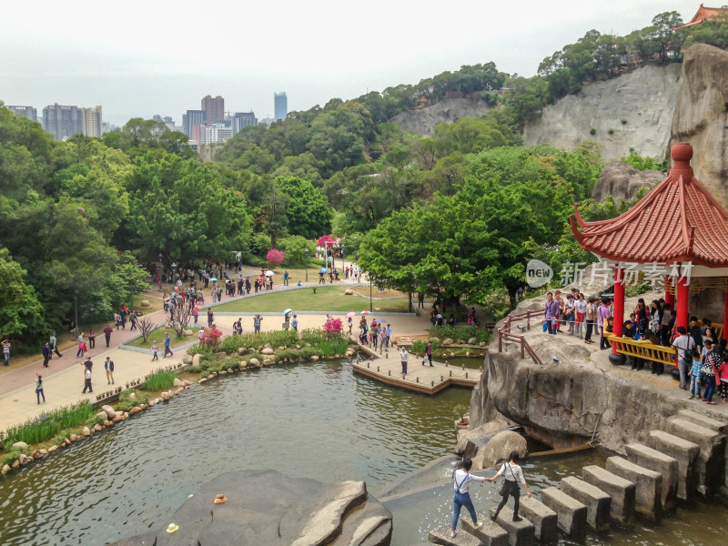 公园内游人如织的休闲场景