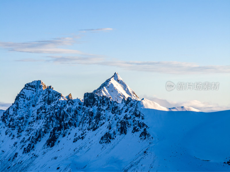 中国西藏那曲市萨普山峰雪山蓝天白云