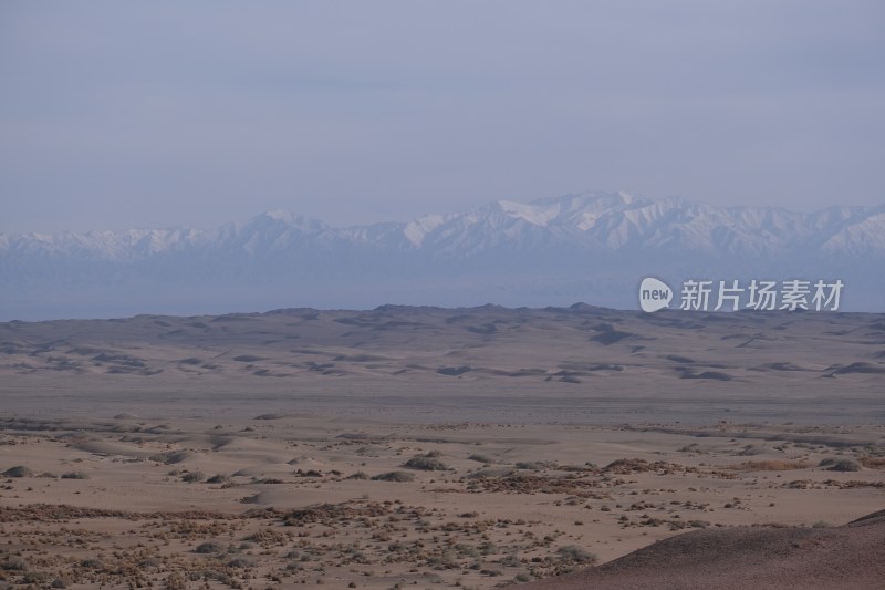 沙漠远景与雪山景观