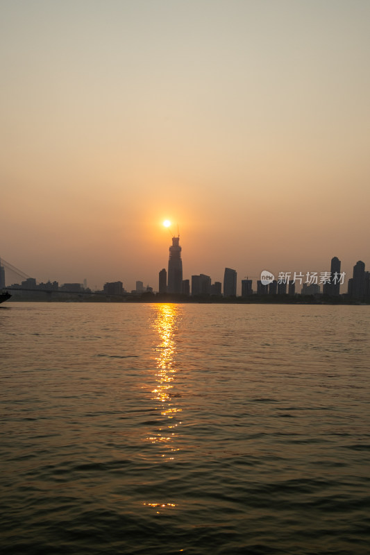 城市水面上的落日余晖景象