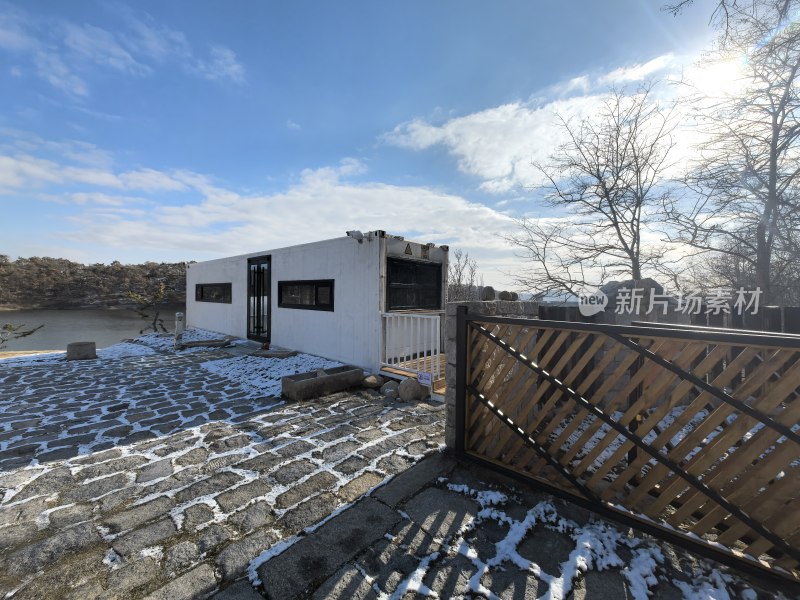 山东文登天福山水库山水露营地雪景