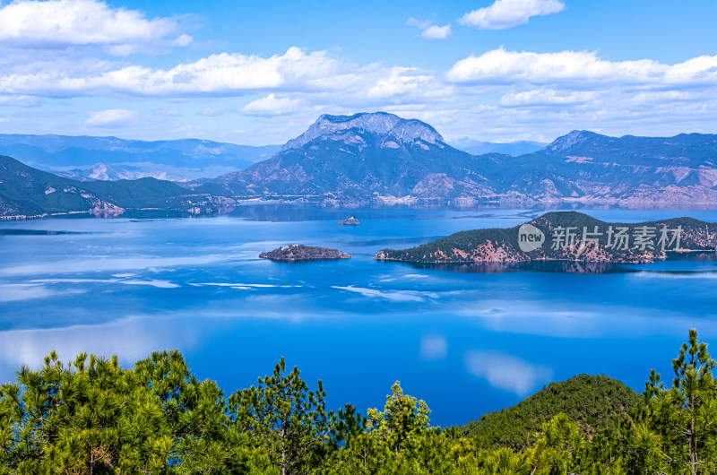 云南丽江泸沽湖山湖蓝天白云全景风光