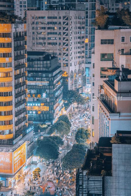 广西柳州五星商业步行街人流夜景