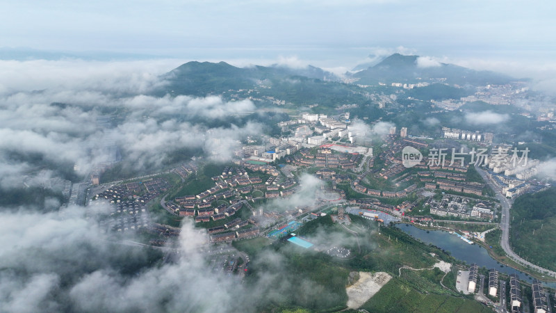 4k航拍晴隆阿妹戚托小镇 云雾缭绕小镇