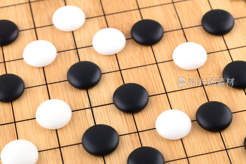 中国围棋棋子在棋盘上