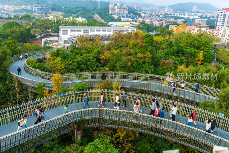 福州福道行人漫步山林间环形步道