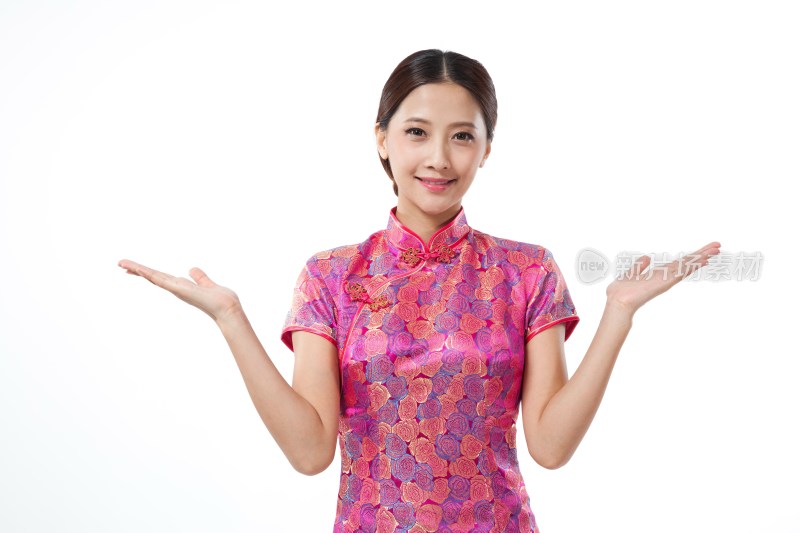 棚拍身穿中国传统服装的年轻女人做手势