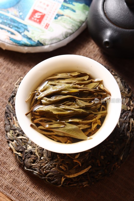 孔珍藏孔雀图案普洱茶饼