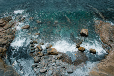 礁石海岸浪花冲击岩石壮阔风景