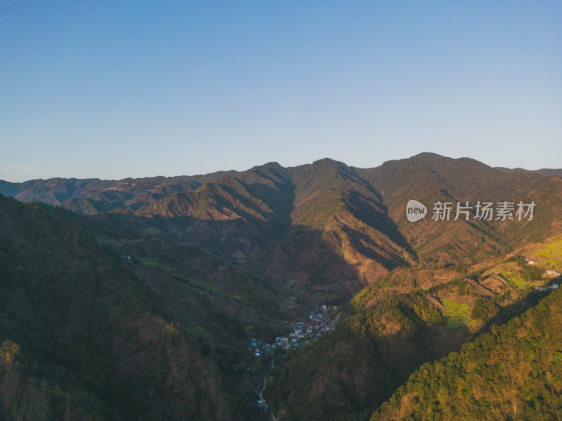 夕阳下的高山沟壑地貌